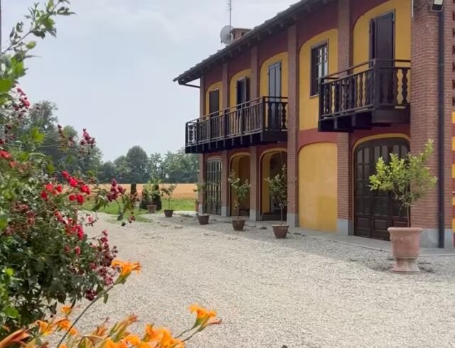 Ospiti durante attività ricreative e momenti conviviali nel salone di Casa Famiglia Castelletto, Pinerolo
