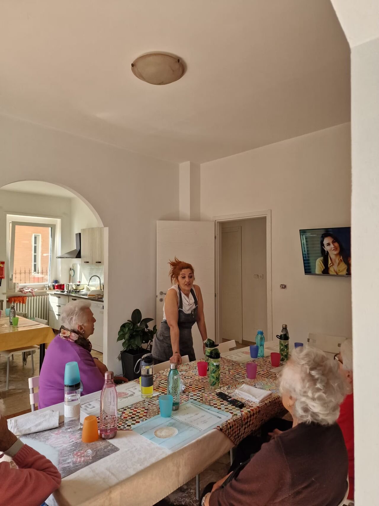 Pasto conviviale in sala da pranzo — vita quotidiana a Casa Famiglia Castelletto, Pinerolo